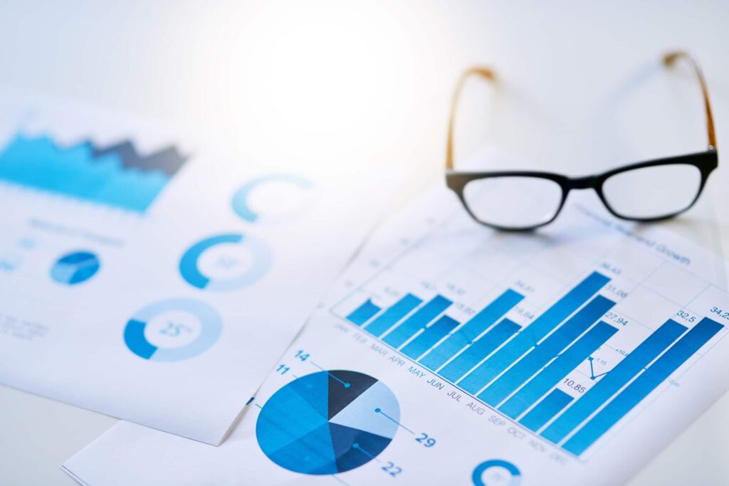 Glasses resting on several graphs